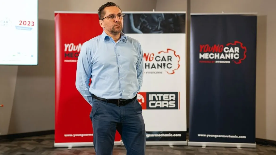 Przeczytaj rozmowę z Armandsem Umbraško, liderem i koordynatorem projektu Young Car Mechanic!